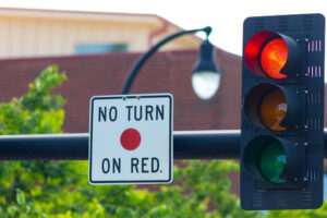 Traffic light showing red with a ‘No Turn on Red’ sign at a North Carolina intersection, illustrating motorcycle red light law rules.